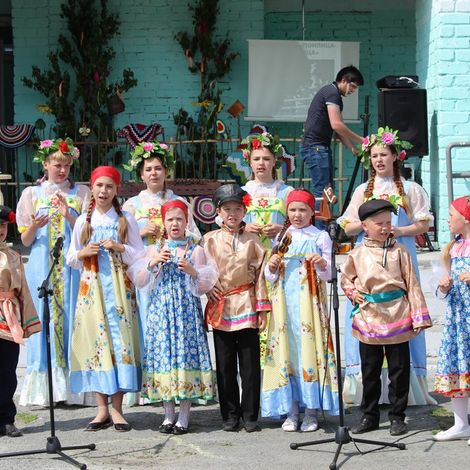 Школьный вокальный ансамбль «Росинка».